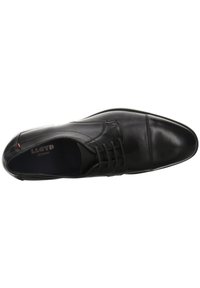 Chaussure habillée en cuir noir avec un bout pointu, cinq œillets pour les lacets, des détails de couture subtils et une finition lisse et polie.