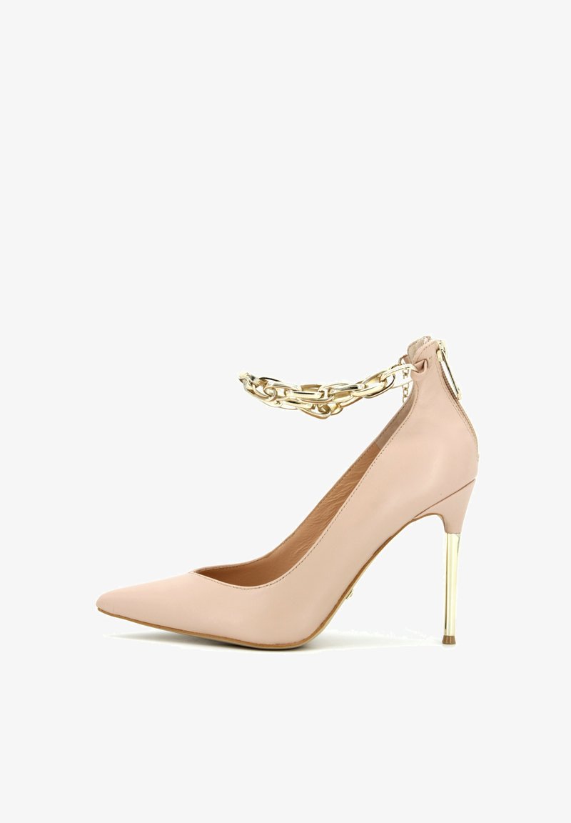 Escarpin en cuir verni nude à talons hauts avec bout pointu, bride de cheville en chaîne dorée et talon aiguille métallique. Texture lisse sur l'ensemble.