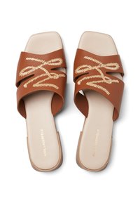 Bruna lädersandaler med korsade remmar, beige sömnadsdetaljer, fyrkantiga tår och en slät innersula.