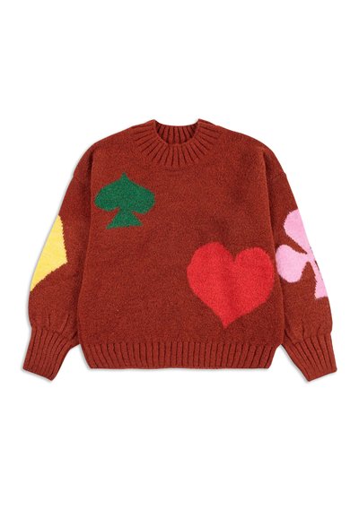 Roter Strickpullover mit einem gerippten Kragen, der große grüne Herzformen, gelbe Rauten, rote Herzen und rosa Blumenmuster zeigt.