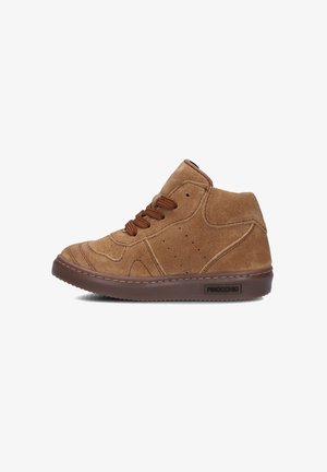 Baskets mid-top en daim marron avec un col rembourré, des lacets marron, des détails perforés sur les côtés et une semelle marron foncé portant l'étiquette "Pinocchio".