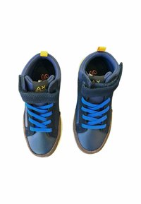 Sneakers alta blu con tomaia in pelle e tessuto, dotate di lacci blu, cinturino in Velcro, colletto imbottito e battistrada giallo.