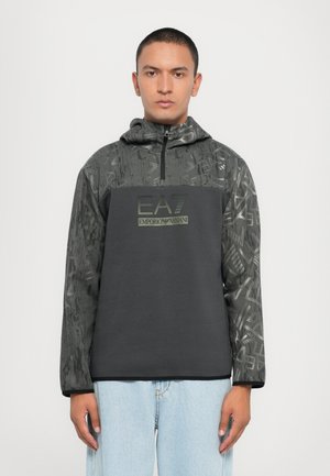 Zwarte hoodie met een gemusterde bovenkant, voorzien van een halve rits, EA7-logo in het groen en lange mouwen; gemaakt van een zachte, gestructureerde stof.