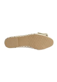 Helle Schuhsohle mit einer strukturierten, gemusterten Oberfläche und einem glatten Bereich nahe der Ferse. Mit Ausschnitten an den Seiten.