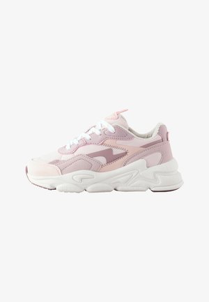 Sneaker chunky rosa chiaro e bianco con lacci bianchi, suola testurizzata e design a strati in tessuto e suede su sfondo bianco.