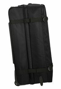 Svart bagage gjort av texturerad tyg, med rektangulär form, hjulbas och säkrad med svarta remmar.