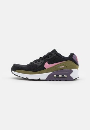 Sort Nike Air Max sneaker med pink swoosh, olivengrønne accenter, lilla luftpude, hvid mellemsål og sort ydersål set fra siden.