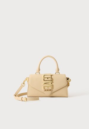 Béžová kabelka Love Moschino s horným rúčkou, nastaviteľným ramenným popruhom a zlatou kovovou výbavou s nápisom "LOVE" na prednej klapke.