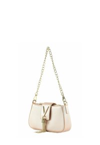 Sac à main texturé rose clair avec bandoulière chaîne dorée, fermoir "V" doré et gland décoratif doré sur le rabat avant.