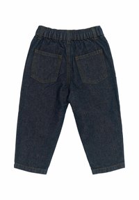 Pantaloni din denim albastru închis, cu talie elastică, croi drept și două buzunare pe spate. Cusături galbene vizibile de-a lungul cusăturilor și buzunarelor.