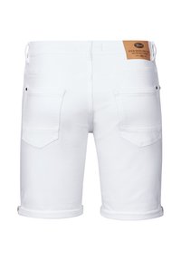 Pantalones cortos de denim blanco con dobladillos enrollados, que cuentan con una etiqueta de marca de cuero marrón y dos bolsillos traseros con un borde cosido.