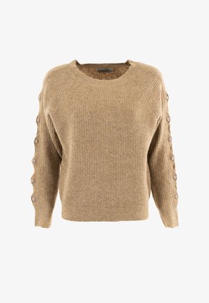 Maglione a maglia color cammello con scollatura rotonda e bottoni decorativi che scendono lungo i lati esterni delle maniche.