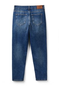 Tmavě modré džíny z denimu s zužujícími se nohavicemi, pěti kapsami a hnědým koženým záplatou na pásku. Materiál má jemnou strukturu.