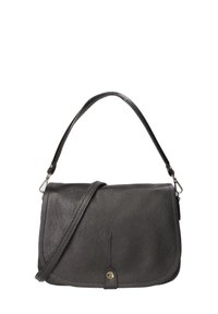 Zwarte lederen schoudertas met een gestructureerde afwerking, omslagflap en verstelbare schouderriem. Heeft een ronde metalen accent aan de voorkant.
