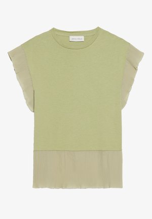 Top verde chiaro a maniche corte con orlo in chiffon plissettato. Materiale morbido in misto cotone con scollatura rotonda e maniche ruffles.