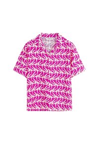 Chemise à manches courtes avec un motif de feuilles abstraites rose et blanche et un col camp sur fond blanc.