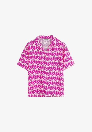 Chemise à manches courtes avec un motif de feuilles abstraites rose et blanche et un col camp sur fond blanc.