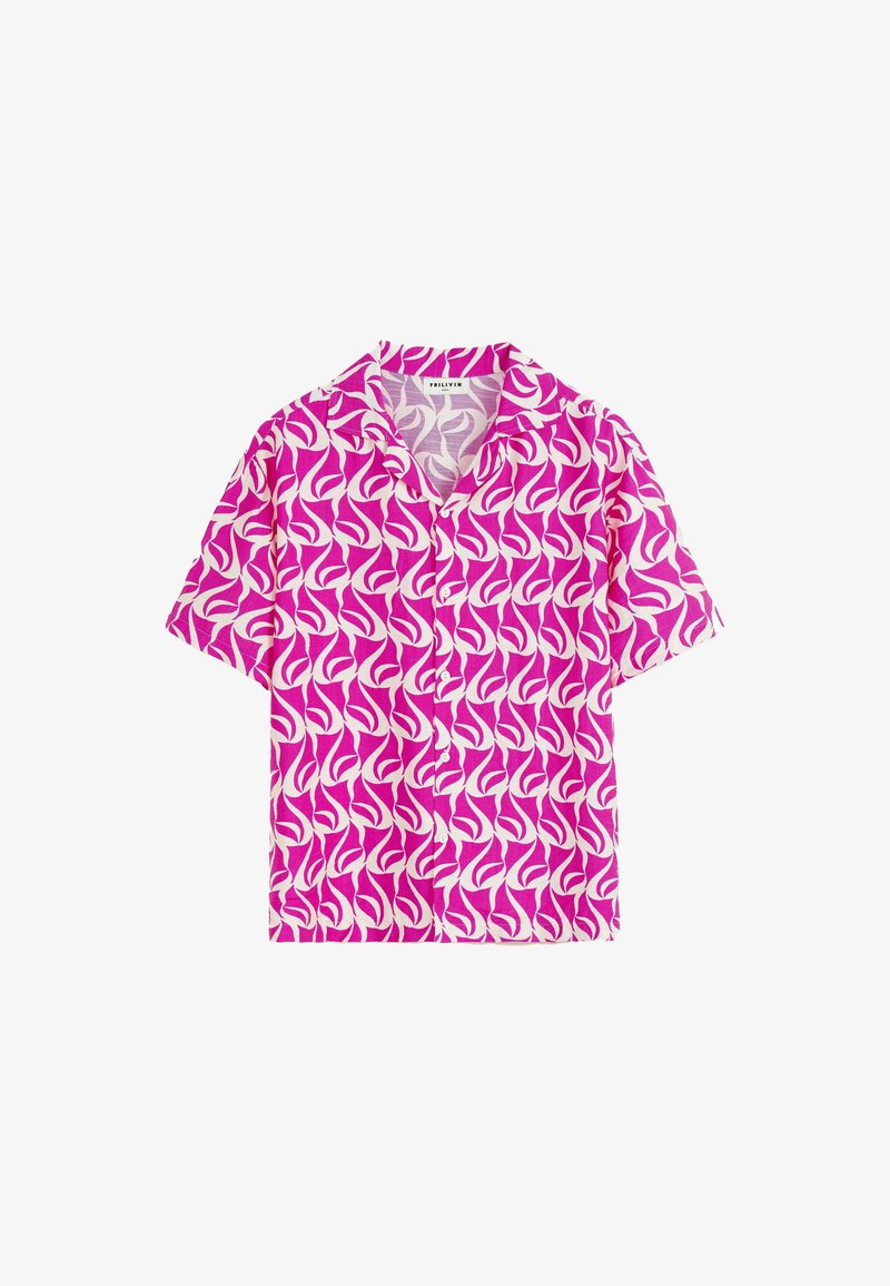 Chemise à manches courtes avec un motif de feuilles abstraites rose et blanche et un col camp sur fond blanc.