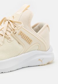 Puma SOFTRIDE ONE4ALL FEMME WN'S - Tenisice za cestovno trčanje - alpine snow/white/gold