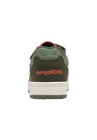 Grüne Wildleder- und Leder-Sneaker mit weißer Sohle, orangefarbenen Akzenten und strukturiertem Absatz. Verfügt über erhabene Linien und ein Logo auf der Rückseite.