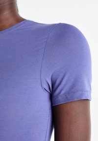 Weekday SLIM FITTED - Tricou basic - purple