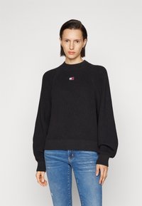 Tommy Jeans BADGE MOCKNECK SWEATER - Jersey de punto - black