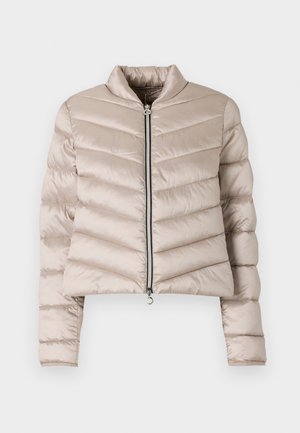 Heledbeez puffer-jakk, millel on lühike disain, horisontaalsed õmbluse jooned, kõrge krae ja eesmine lukuga sulejope.