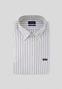 Witte button-up blouse keurig gevouwen, met verticale strepen in lichtgrijs en groen. Inclusief een kraag en een blauwe merketikett op de mouw.