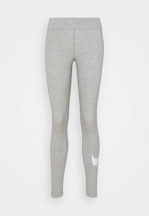 Leggings grigi realizzati in un tessuto morbido, dotati di una vita alta e di un accento con logo bianco sulla gamba sinistra in basso.