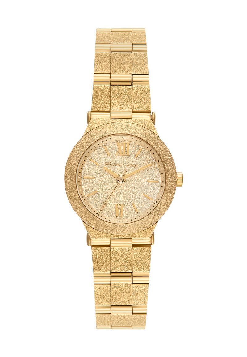 Reloj de pulsera dorado con una correa texturizada, caja redonda, esfera brillante, marcadores de números romanos y manecillas de hora y minuto sencillas.