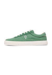 Grüne Canvas-Sneaker mit weißen Schnürsenkeln, auf der Seite mit einem Baum-Logo und einer strukturierten Gummi-Sohle. Minimalistisches Design mit gestickten Akzenten.