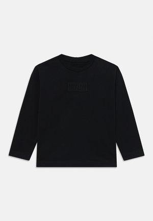 Maglietta nera a maniche lunghe in cotone, caratterizzata da un patch testurizzato con numeri e un design rettangolare sul davanti.