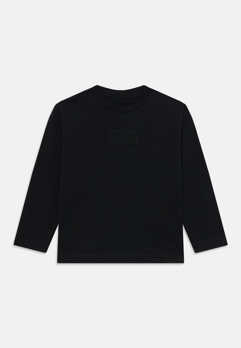 Czarny t-shirt z długim rękawem wykonany z bawełny, z teksturowaną łatą z numerami oraz prostokątnym wzorem z przodu.