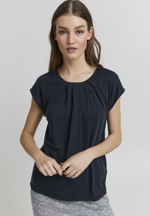 Marineblå kortermet bluse med rund hals, med folder foran og myk, glatt tekstur.