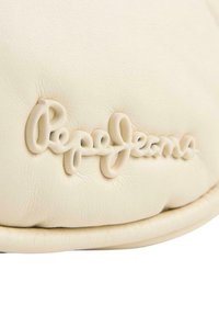 Borsa in pelle beige con logo "Pepe Jeans" in rilievo. La texture è liscia con un leggero imbottitura, che mette in evidenza forme pulite e arrotondate.