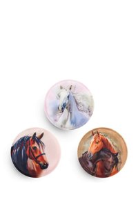 Drei runde Keramikteller mit Pferdeillustrationen. Die Farben umfassen Weiß, Braun und Grau, mit detaillierten Designs und Texturen.