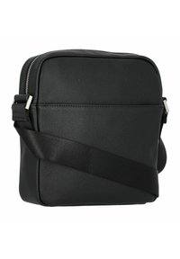 Čierna syntetická crossbody taška s obdĺžnikovým tvarom, textúrovaným povrchom, striebornými kovovými detailami a nastaviteľným popruhom. Zipsový uzáver na vrchu.