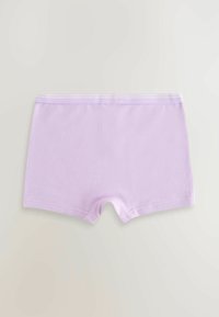 Lila pamut fiúshort fehérnemű, puha tapintással, rugalmas derékrésszel és varrás nélküli kialakítással, egyszerű és praktikus szabással.