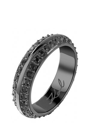 Schwarzer Metallbandring mit zwei Reihen kleiner schwarzer Steine, die die Außenseite umgeben, und einer glatten, polierten Innenseite.