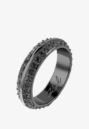 Bague en métal noir ornée de deux rangées de petites pierres noires entourant l'extérieur et d'un intérieur lisse et poli.