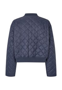 Veste bombardier matelassée marine avec un design court, arborant des motifs en losange, des poignets et un ourlet côtelés. Tissu doux et léger visible.