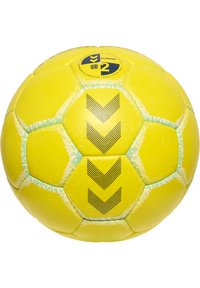 Gul fotboll med hexagonala paneler, texturerad yta och kontrasterande svarta pilar. Har en blå accent runt sömmarna.