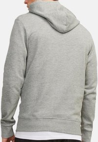 Grauer Kapuzenpulli aus weichem Material, mit Kängurutasche und Kapuze mit Kordelzug. Die Rückansicht zeigt gerippte Bündchen und Saum.