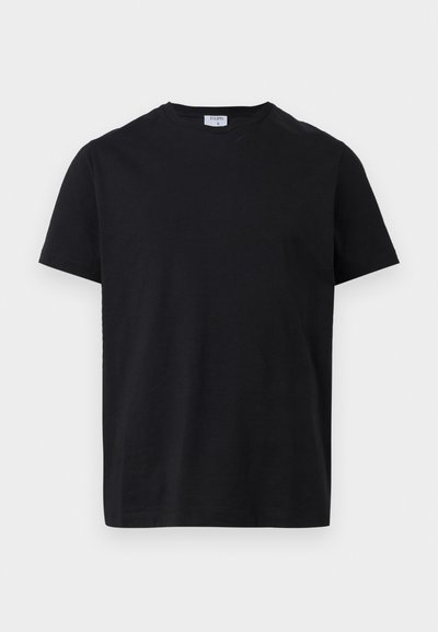 Μαύρο κοντομάνικο T-shirt με στρογγυλή λαιμόκοψη και μια μικρή λευκή ετικέτα στο εσωτερικό του γιακά, παρουσιάζεται επίπεδο σε λευκό φόντο.