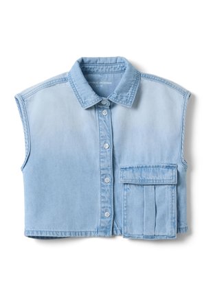 Ärmellose, hellblaue, kurz geschnittene Jeansweste mit Knopfleiste, Kragen und einer großen Tasche mit Klappe auf der rechten Seite.