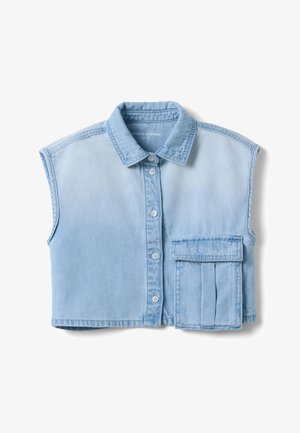 Gilet di jeans azzurro chiaro senza maniche, corto, con bottoni sul davanti, colletto e una grande tasca con patta sul lato destro.