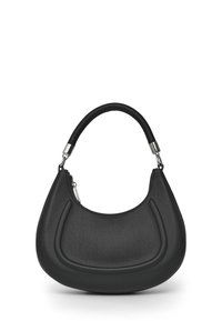 Borsa a tracolla in pelle nera con forma curva, texture liscia e manico corto. Presenta una cerniera argentata e un design minimalista.