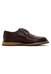 Scarpa da uomo in pelle marrone con un design elegante, punta arrotondata, cuciture sottili e una suola in legno stratificato, completa di un bordo di accentuazione nera.
