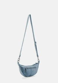 Borsa a tracolla in pelle blu chiaro con forma curvata, tasca frontale con zip e lunga tracolla regolabile. Finitura testurizzata, hardware minimale.