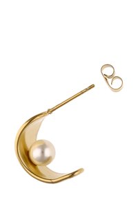 Złoty, półksiężycowaty wisiorek w kształcie kolczyka z centralną perłą, z prostym trzpieniem i przymocowanym zapięciem dla pewnego noszenia.